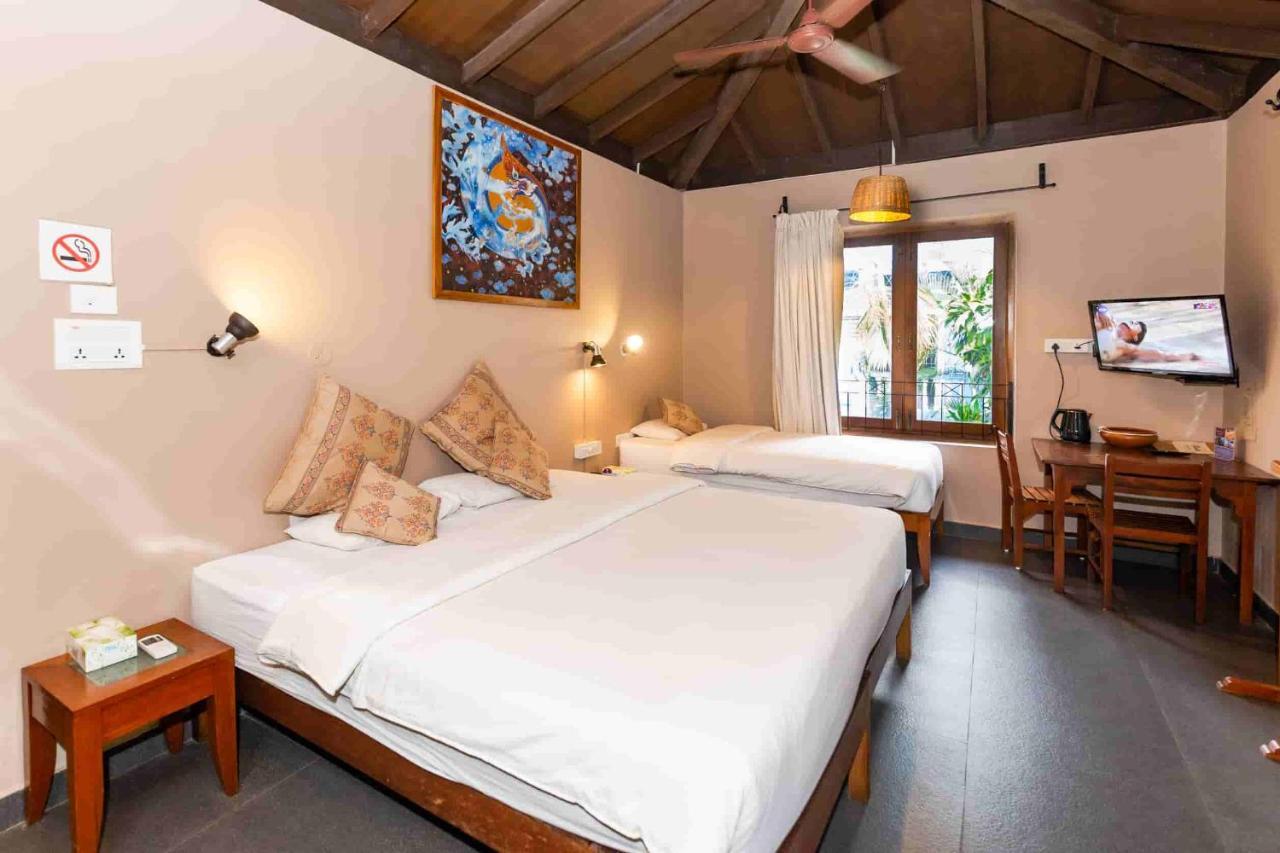 Fiesta Beach Resort Baga Bagian luar foto