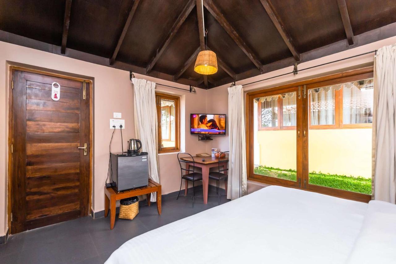 Fiesta Beach Resort Baga Bagian luar foto