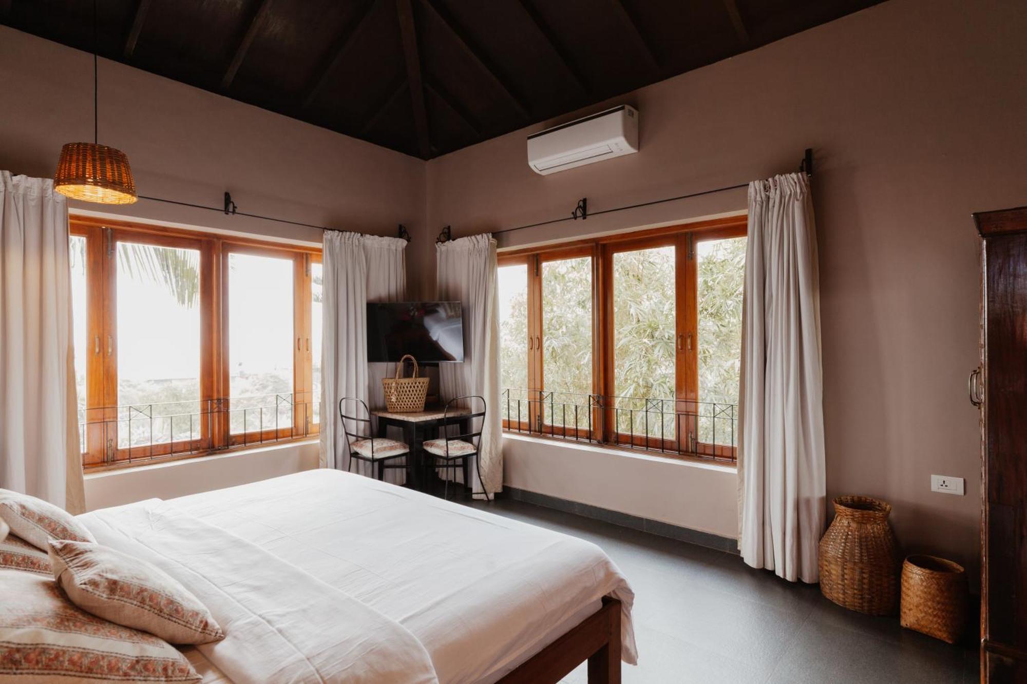Fiesta Beach Resort Baga Bagian luar foto