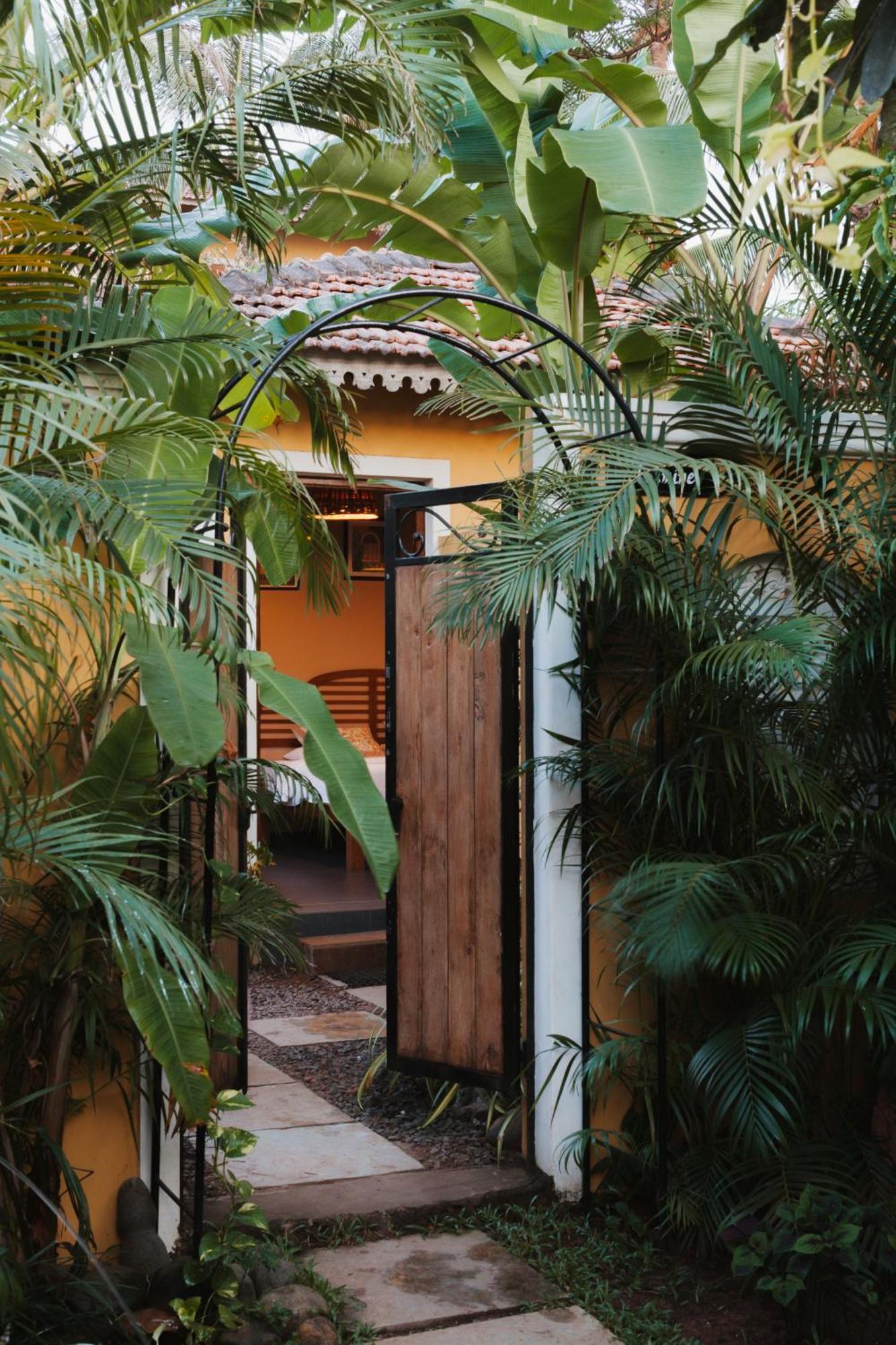 Fiesta Beach Resort Baga Bagian luar foto