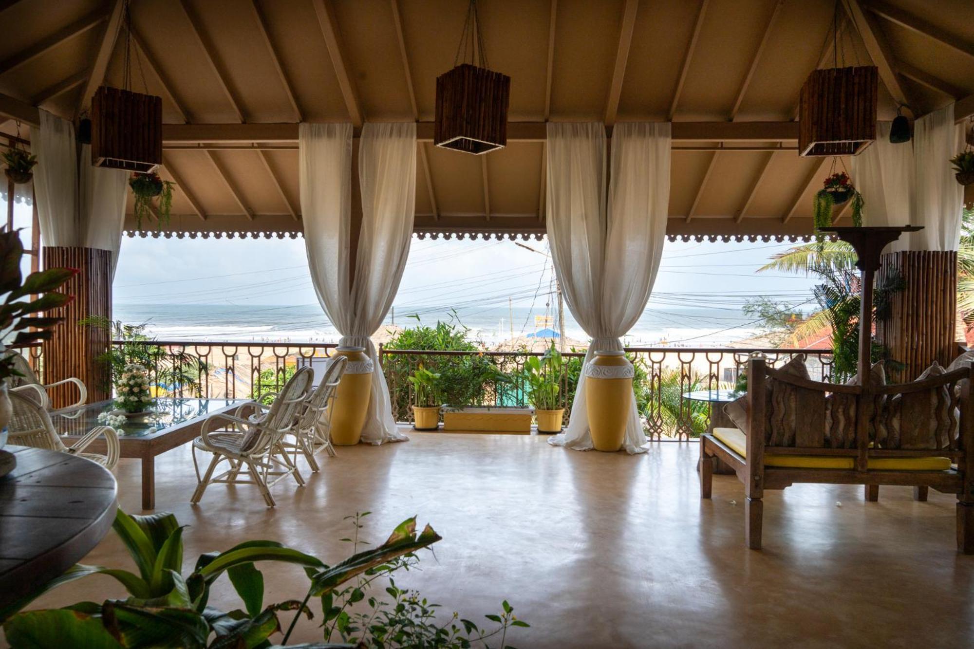 Fiesta Beach Resort Baga Bagian luar foto