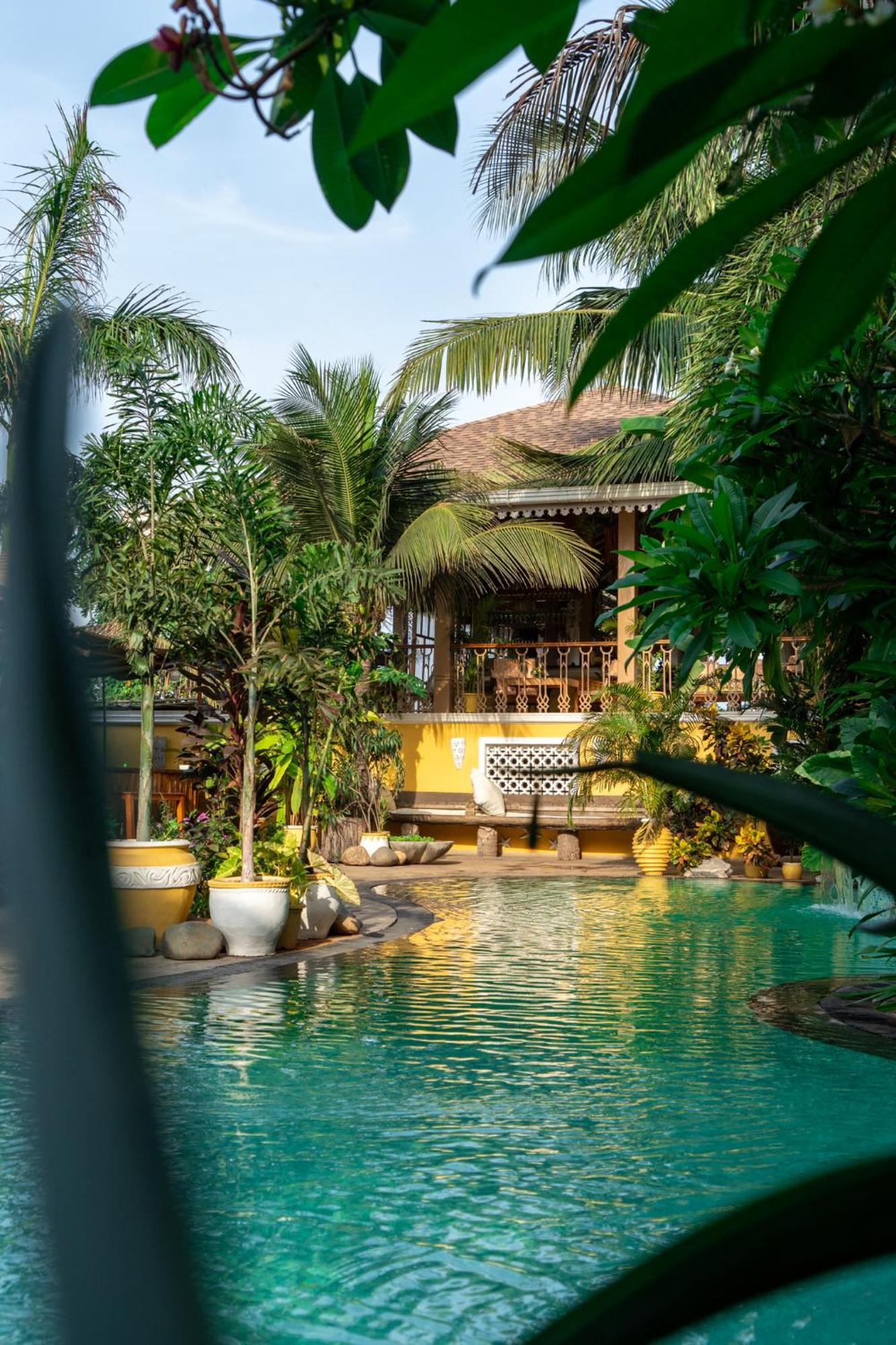 Fiesta Beach Resort Baga Bagian luar foto